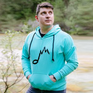 moder pulover s kapuco